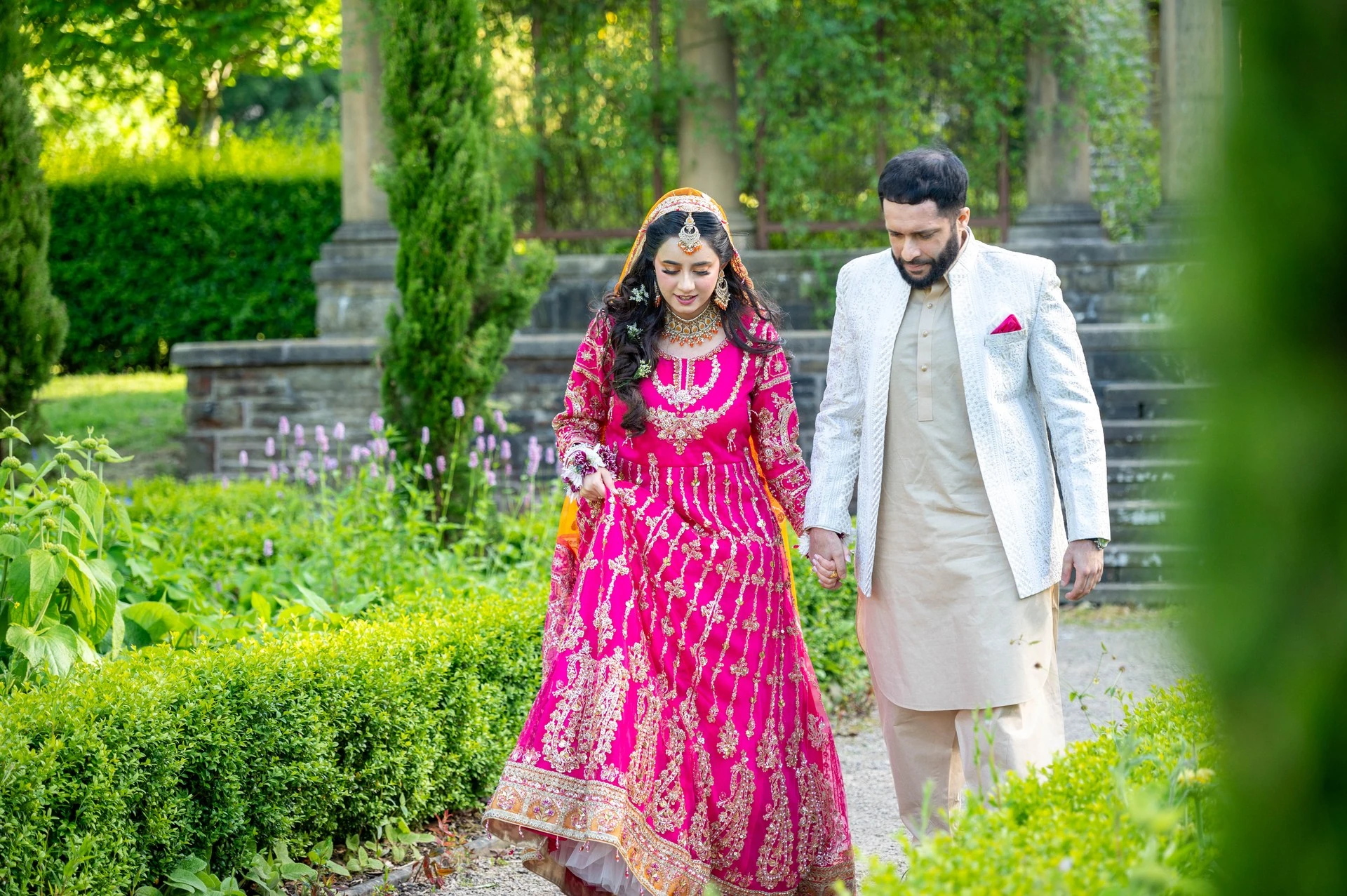 Mehndi night candid photography by Eyecon Moments